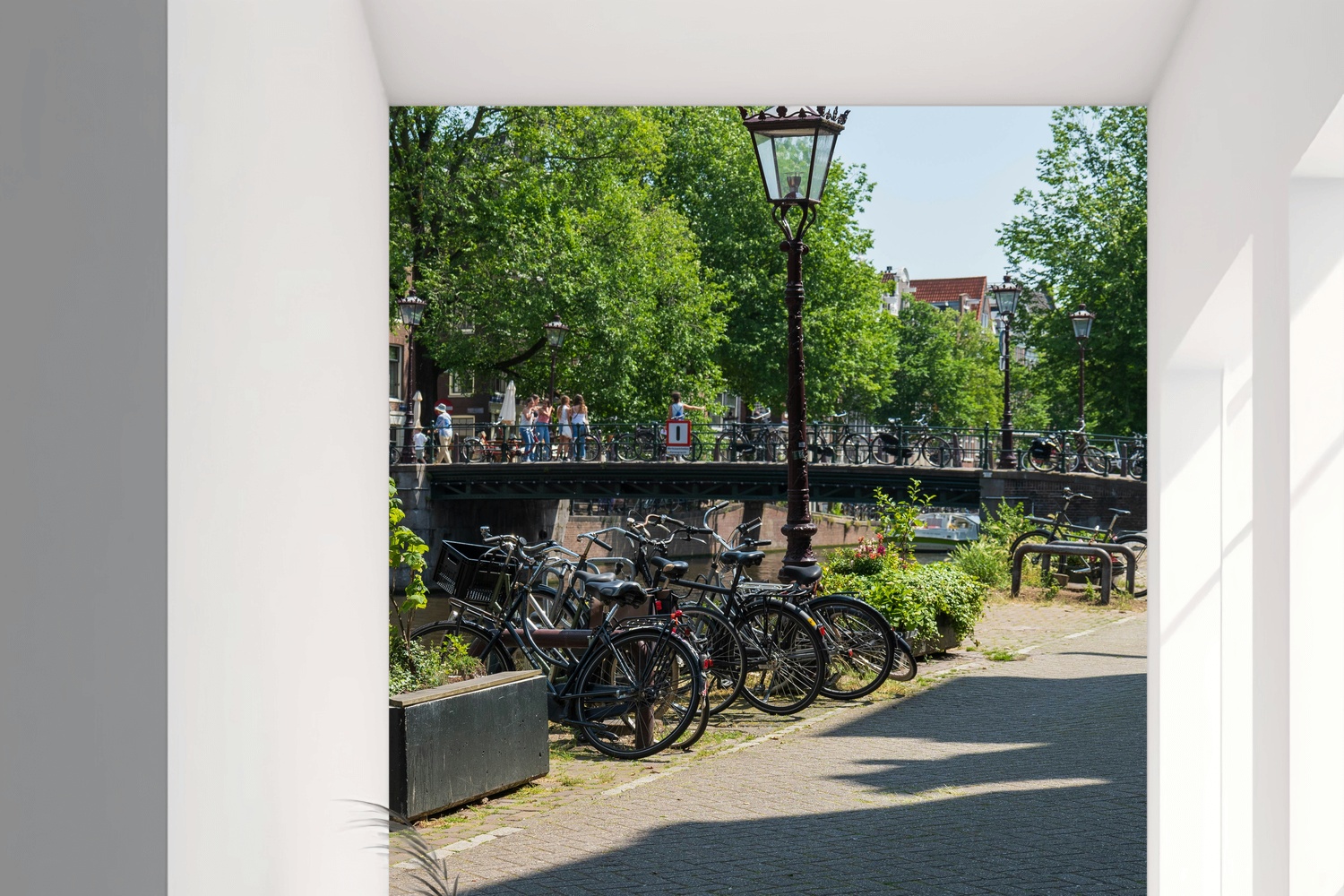 Fotobehang Amsterdamse Grachtenromantiek in Zomerlicht 2 Fotobehang Amsterdamse Grachtenromantiek in Zomerlicht - Afbeelding 2