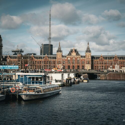 Fotobehang Amsterdamse Grachtenpracht in Zacht Blauw