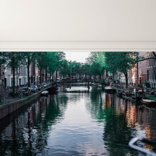 Fotobehangwinkel.nl Fotobehang Betoverende Amsterdamse Grachtenreflecties