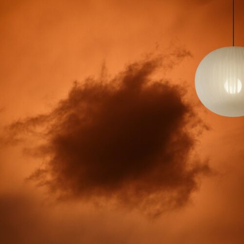 Fotobehang Mysterieuze Wolken in Gouden Gloed